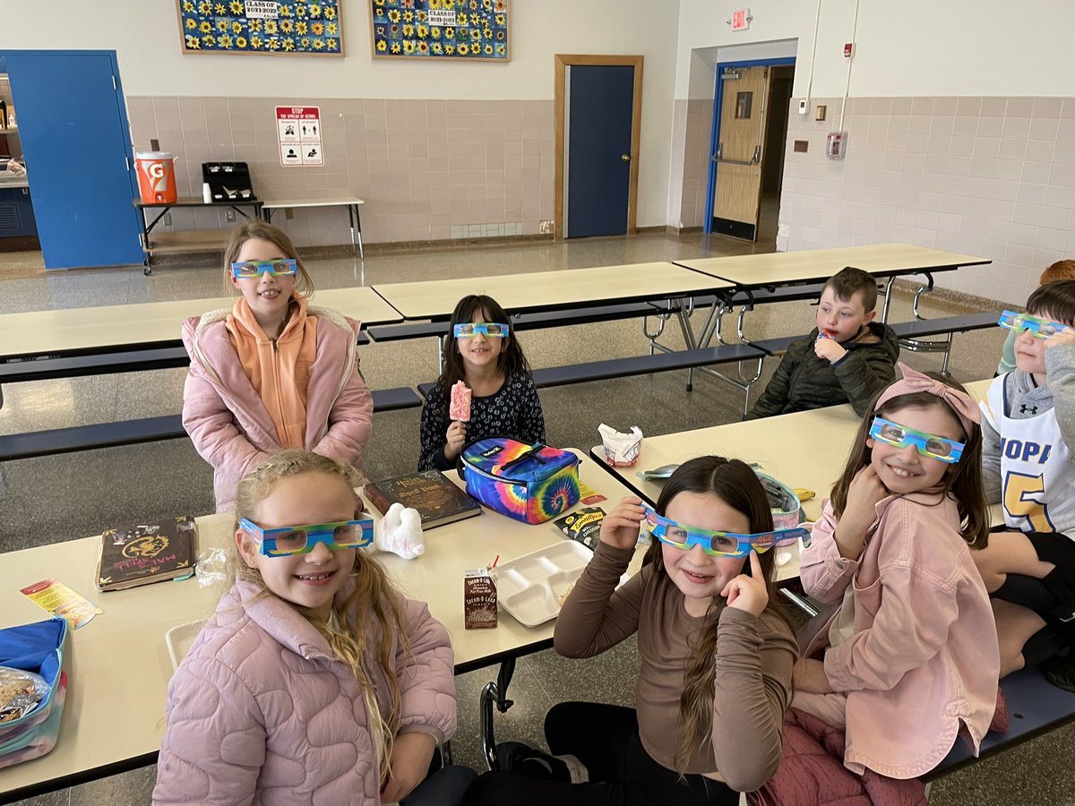BlessingMahopac's tweet photo. All smiles when glasses are distributed!!! #lunchfun #proudap @bulldogslv @MahopacSchools https://t.co/vPArRf6K4f