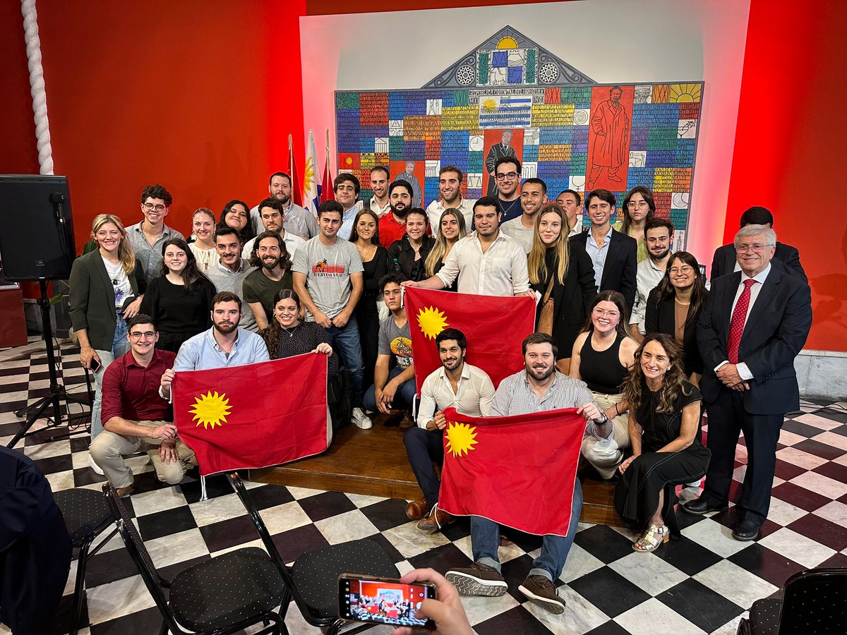 diegoujr's tweet photo. 5 grupos jóvenes, de diferentes sectores e independientes, demostrando que se puede trabajar en unidad con el objetivo de hacer más y mejor @PartidoColorado.

Gracias a todos los que se acercaron. La juventud marca el rumbo. https://t.co/0Qi0x9j2I2
