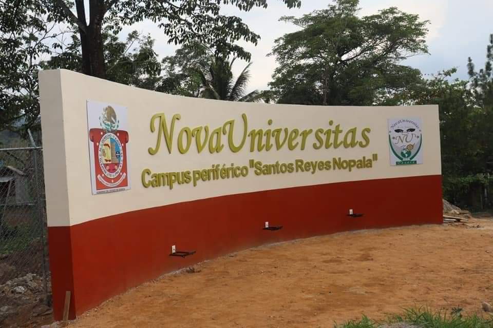 SuneoStudent's tweet photo. La comunidad de Santos Reyes Nopala cómo nuestros hermanos estudiantes exigen no cerrar la Universidad NovaUniversitas Campus Santos Reyes Nopala. @salomonj no puede dejar sin el derecho a la educación a la juventud chatina. @lopezobrador_ no a la politización de la #educacion https://t.co/oX2wFzJr25