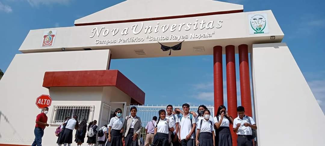 SuneoStudent's tweet photo. La comunidad de Santos Reyes Nopala cómo nuestros hermanos estudiantes exigen no cerrar la Universidad NovaUniversitas Campus Santos Reyes Nopala. @salomonj no puede dejar sin el derecho a la educación a la juventud chatina. @lopezobrador_ no a la politización de la #educacion https://t.co/oX2wFzJr25
