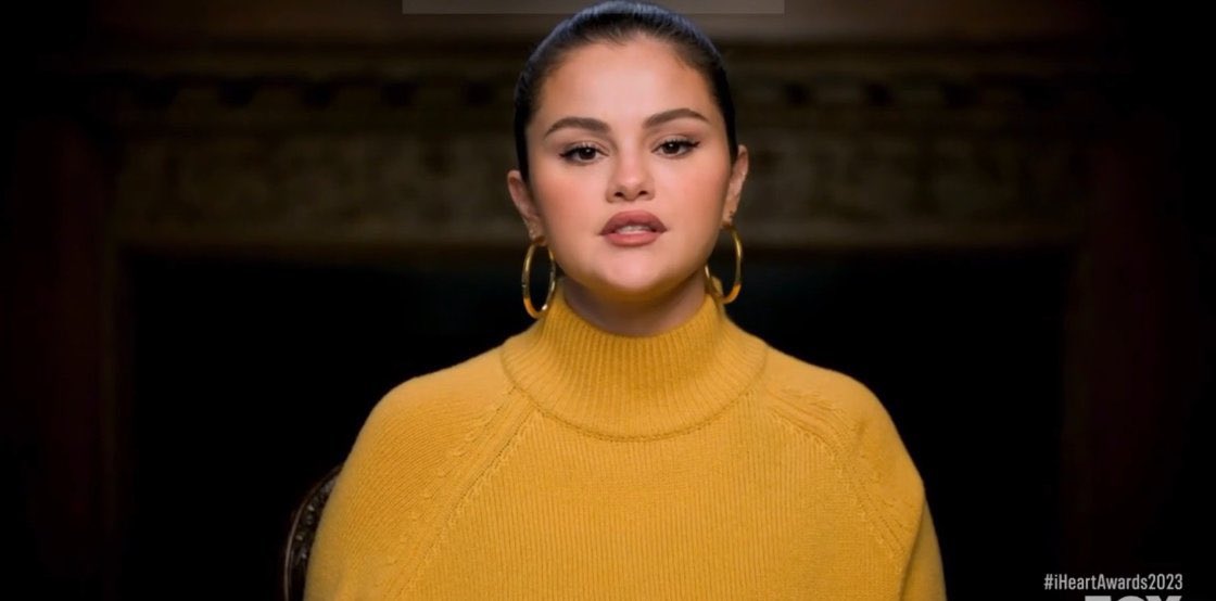 SGchartupdate's tweet photo. 🚨 Selena Gomez made a surprise appearance at a tribute video for Taylor Swift at the #iHeartAwards︎. https://t.co/WEbHuNRp5c