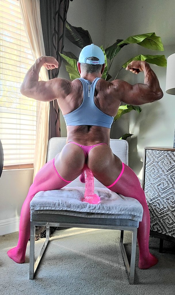 Giving you a back double biceps pose whilst giving my pussy a workout. If you don't train you won't gain💪🏾 dildo from @sextoy_jack