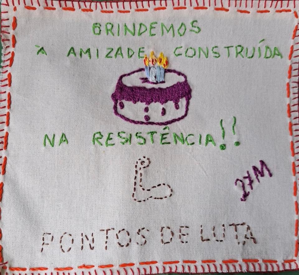 PontosdeLuta's tweet photo. 27M - hoje o PONTOS DE LUTA faz 4 anos… bordamos a luta e a alegria, a resistência e o afeto.

*A gente puxa o fio*
A vida dá uma embolada. A gente puxa o fio, desembola, desata o nó, inaugura o ponto (sem nó), aponta o risco, borda, tece, desenha. A gente puxa o fio, + https://t.co/zuSZTjrmzo