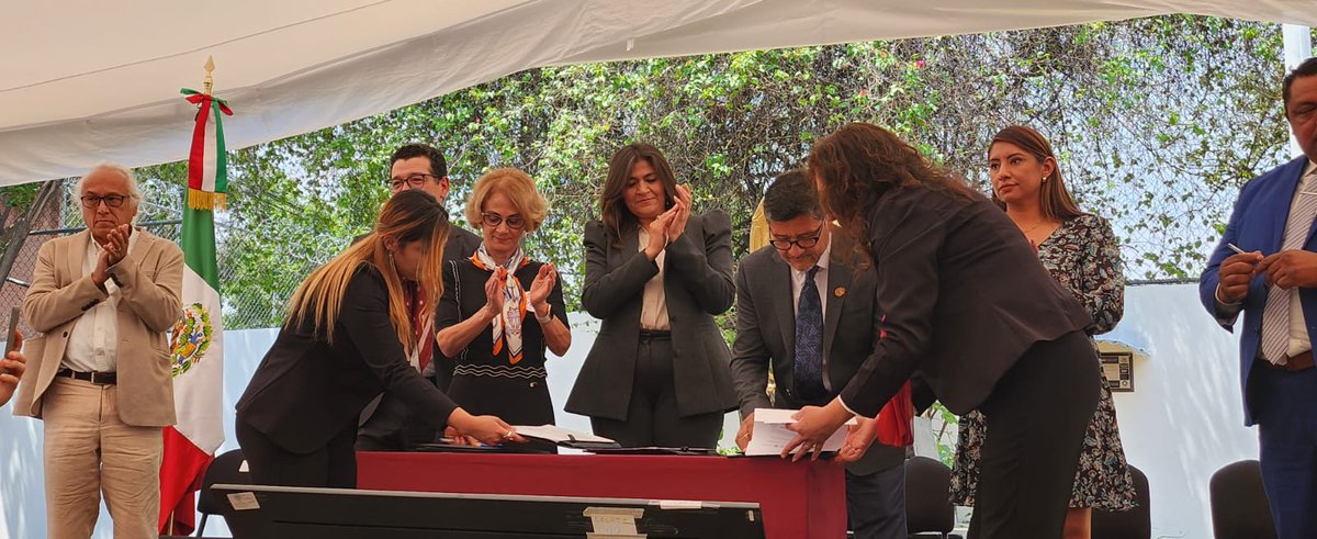 DGCFT_oficial's tweet photo. Hoy el Director General @MarioHdzG_DGCFT Hernández, en presencia de nuestra Subsecretaria @Nora_Ruvalcaba, llevó a cabo la Firma del Acuerdo de Colaboración, entre la #SecretaríaDeEducación, Ciencia, Tecnología e Innovación de la #CDMX y de los #CECATI.

#DGCFT #SEMS #SEP https://t.co/3DBQBOH4in