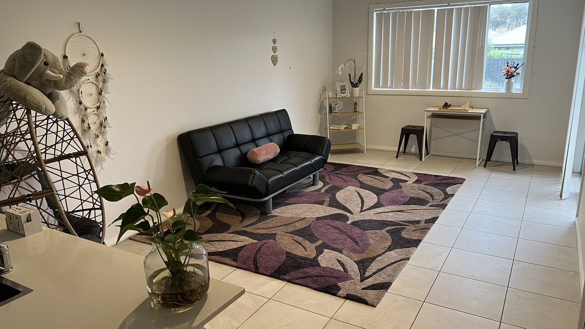 This was a bare room the other day, looking pretty good now thanks to my girl