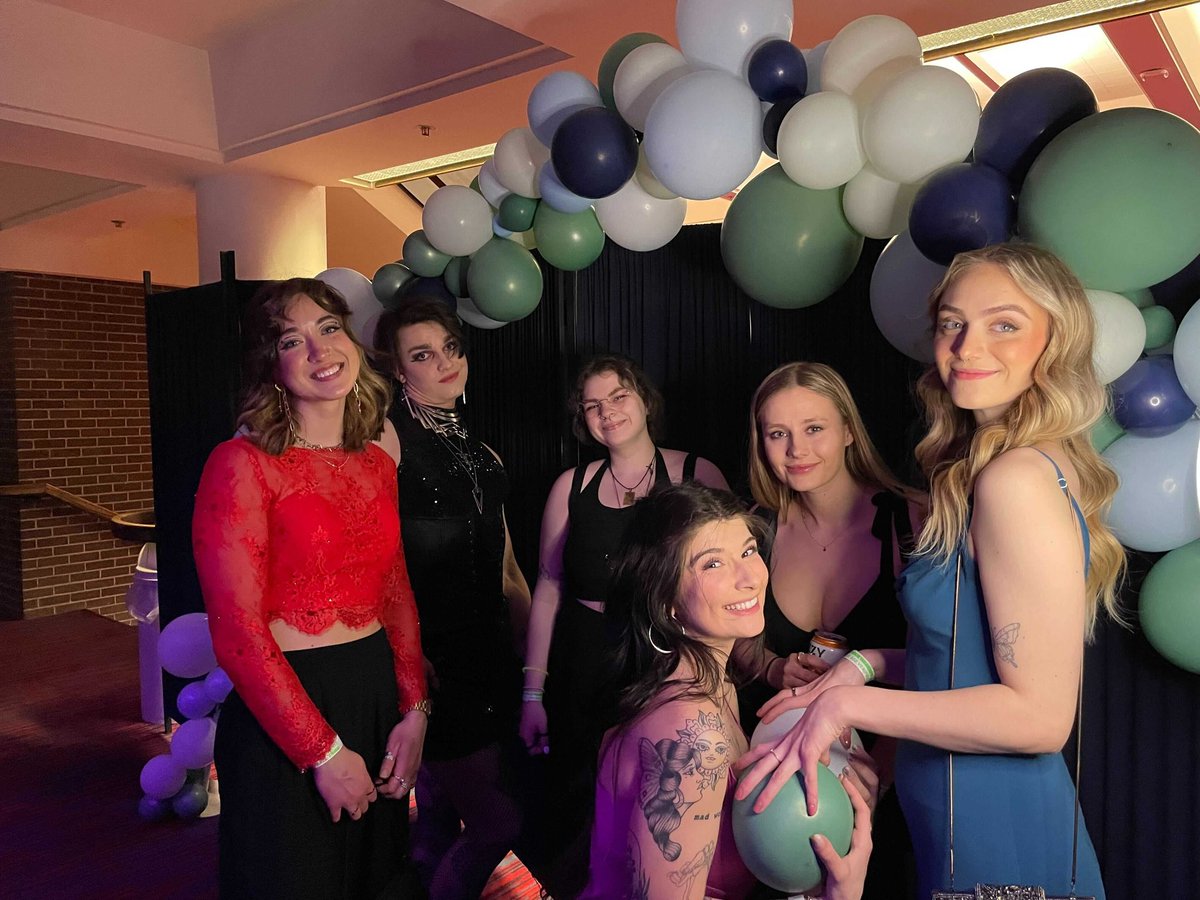 TwinCzin's tweet photo. POV you watch me and my unfathomably gorgeous friends become ungovernable (🫶💜🖕)
#leefreshprom #LESsMISerable https://t.co/Cze5RHqc85