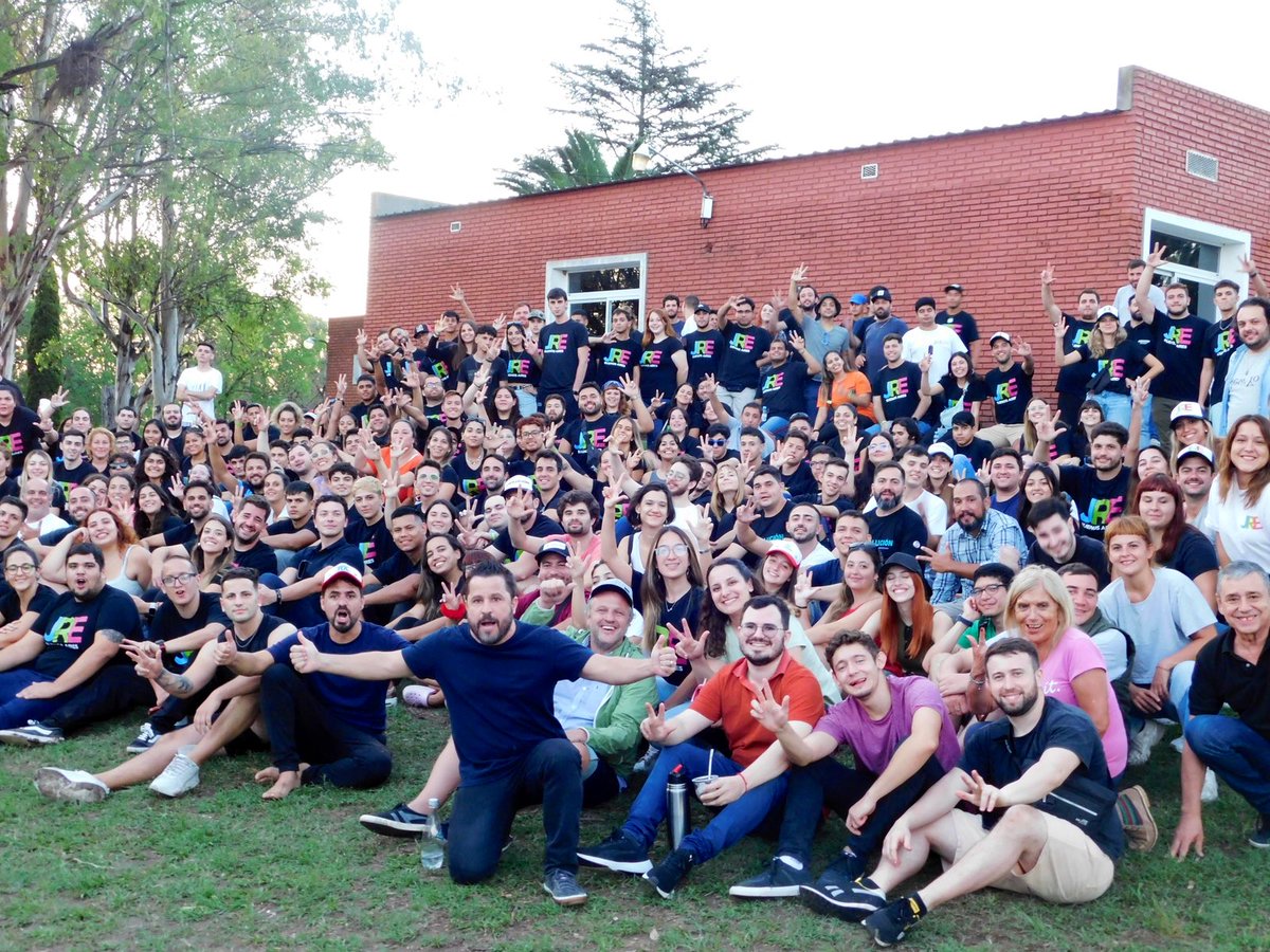carolinaaolmedo's tweet photo. REvolución Radical🔥

🇵🇱 Este fin de semana, 600 militantes jóvenes de toda la provincia organizamos el primer congreso de la @BsEvolucion .

💡Nos formamos, debatimos y definimos la agenda del futuro que las y los bonaerenses necesitan y merecen. + https://t.co/tithPrN831