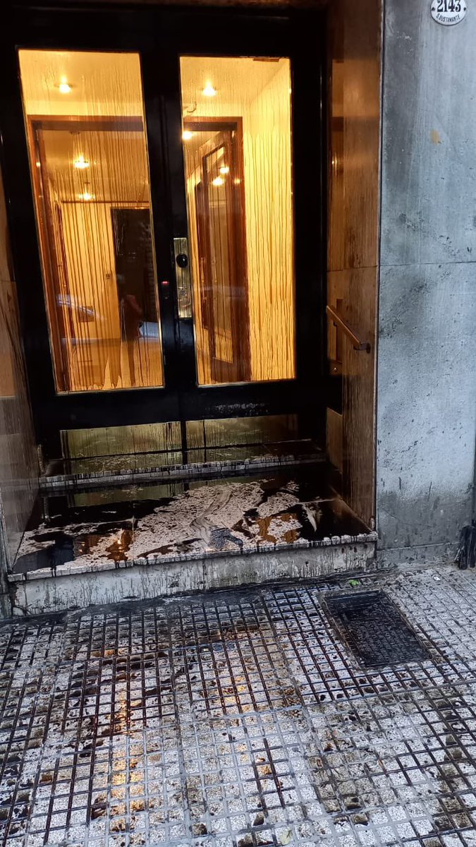 julitabay's tweet photo. Cosas que pasan en mi barrio, parece que un vecino se enojo con el portero del edifico y le tiro aceita para autos pero le dejo una nota ##elencargado #vecinoenojado https://t.co/MTDSiWT8EY