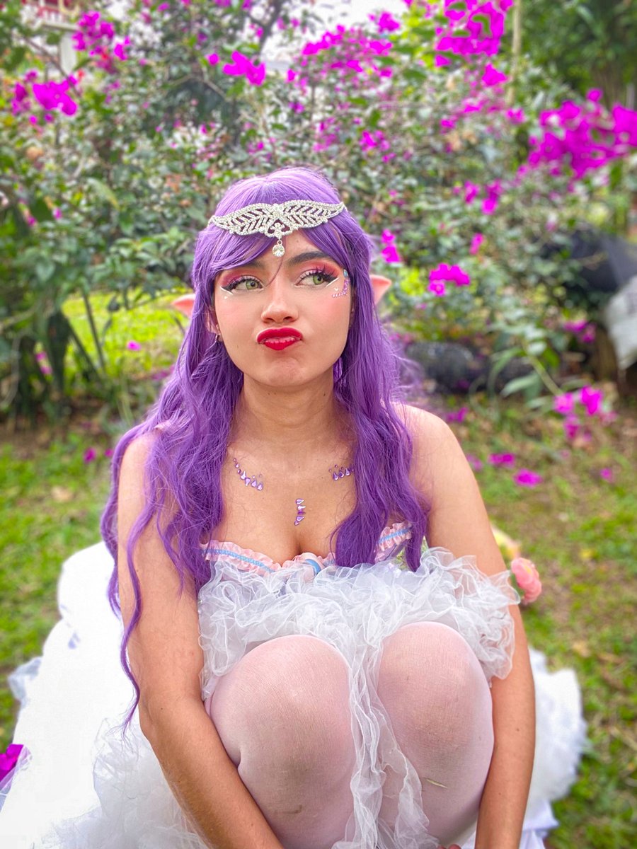 Alguien me dijo que le gustaba cuando sonreía, pero yo no puedo con eso AHHH me siento muy rara xd. 

Tratare de hacerlo más 🥹

✨Manuelfa✨

#cosplayer #elfa #twitchaffiliate #streamer