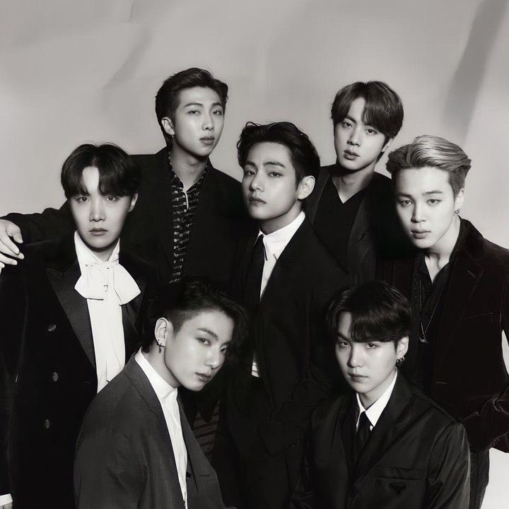 【BTS】BLACK & WHITE 1st Photobook All 7 members of BTS have now reached #1 on the Emerging Artists