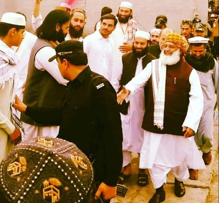 رب کعبہ کی قسم اگر یہودی ایجنت عمران نیازی  گھر سونے کا بنا کر دیں پھر بھی مولانا فضل الرحمن صاحب کے ساتھ بھوکا مرنا  پسند کرینگے نہ کہ اس فتنہ یہود یا قادیانی سہولت کار کے ساتھ آخری سانس تک علماء کے ساتھ رہے گے ان شاء اللّه 
بلال خٹک
<a href="/MoulanaOfficial/">Maulana Fazl-ur-Rehman</a>