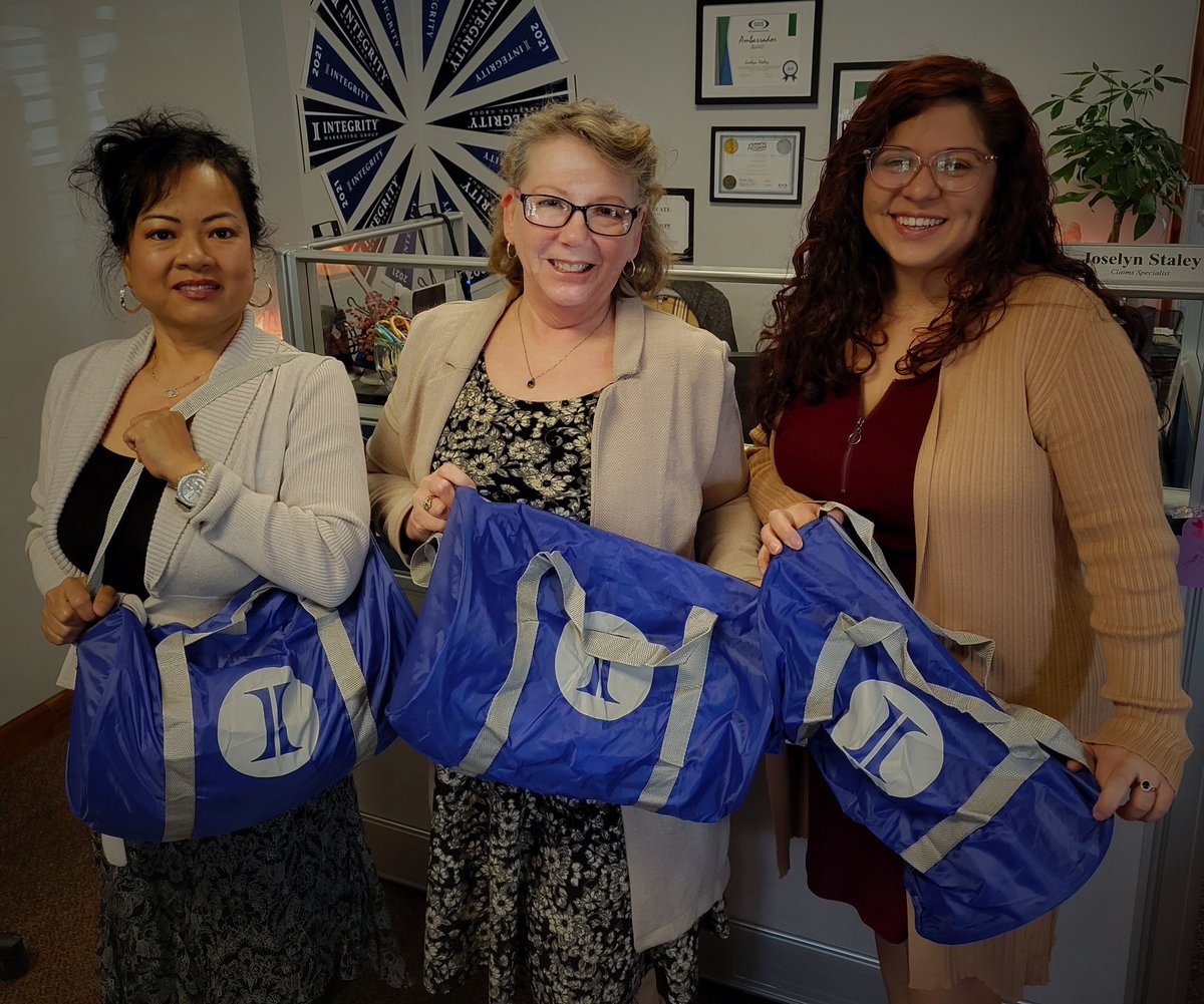 teamSBS1975's tweet photo. All smiles for swag bags on this beautiful Monday! Thanks so much @integritymktg!! 😃 https://t.co/zrFZvq02V3