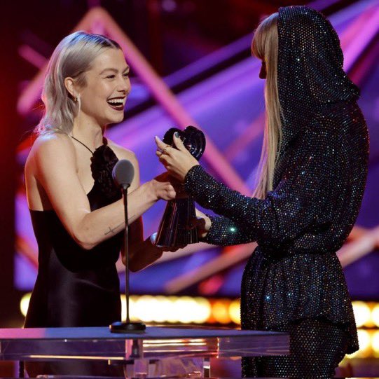 cagedmecrazy's tweet photo. @taylornation13 the nothing new girls 🥲🥲🥲 #iHeartAwards2023 https://t.co/AgENt2oa3D