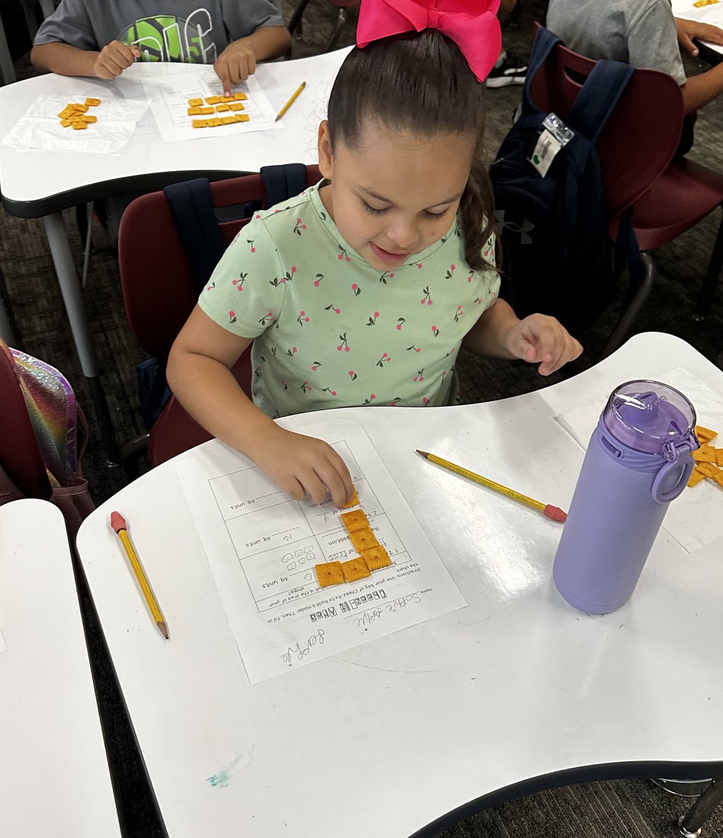 MrsVanderTuig's tweet photo. Today we used Cheez-Its to practice making arrays and finding area! 🧀🧮 https://t.co/ErAxOwfqhR