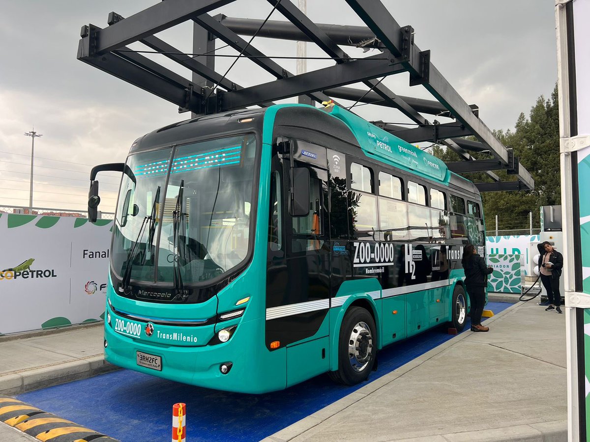 PROCOLOMBIACO's tweet photo. 🚍 Gracias a la alianza de diferentes empresas publico privadas, por #Bogotá transitará un vehículo que opera mediante hidrógeno como fuente primaria de energía. Destacamos la participación de @marcopolocol, compañía que opera con IED de Brasil 🇧🇷 apoyada por ProColombia https://t.co/PpfDjbzP8h