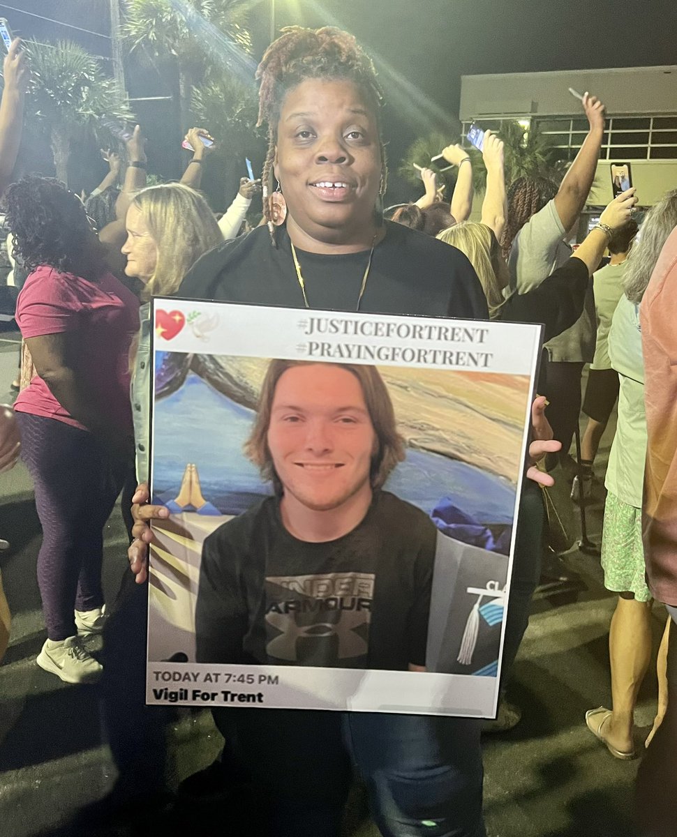 This is #AhmaudArbery Aunt #TheawanzaBrooks who organized a prayer vigil in the community to bring #JusticeforTrent Truly humbling 🙏🏻💙⚖️ @TracyhvFun @Manda_PI @BrandiNChurch @Crime_and_Wine @jtbrewscrime