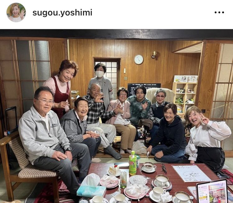Bonjourxg's tweet photo. パソコンに見えてる2人の写真、披露宴の時のかな？場所(お庭)の感じが似てる🤭❤️
#スダナナ https://t.co/7W2MMP3LDw
