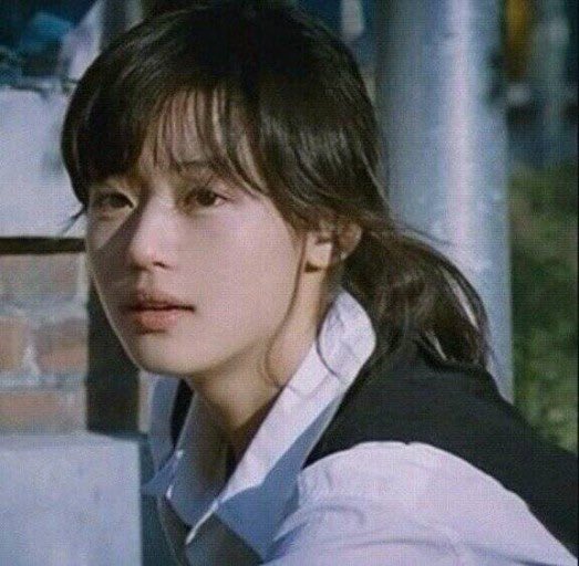 그니까 이 81년 동갑내기가
40대에 같이 첩보멜로물 드라마를 찍는다고 
근데 그게 정서경 극본 김희원 감독이라고... ㄹㅈㄷ