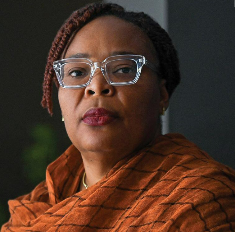 En 2011, la activista por la paz Leymah Gbowee estaba en Oslo (Noruega) esperando pronunciar su discurso sobre el Nobel. Su objetivo era ayudar a las niñas y la educación. Luego fundó la Fundación Gbowee para la Paz en África, que se centra en ello. Mas en on.rotary.org/3TShBL0