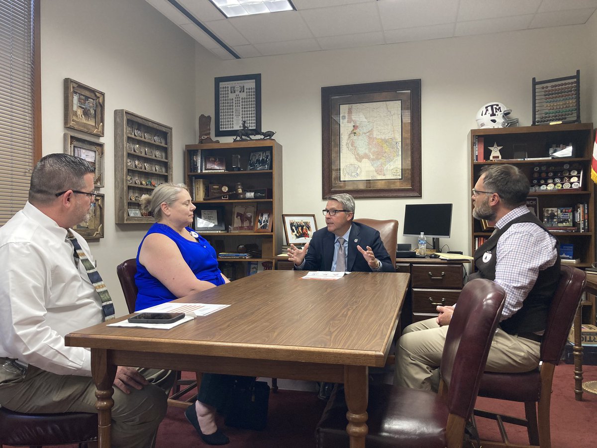 RYHT_AdvocacyEd's tweet photo. What a day! Incredible day at the Capitol with teachers thank you @murrstache @DrewSpringer @kevinsparkstx @PeteFlores_TX @BrooksLandgraf @BradBuckleyDVM for making time to listen. We appreciate you! #txed #txlege https://t.co/ktS2BEEtWo