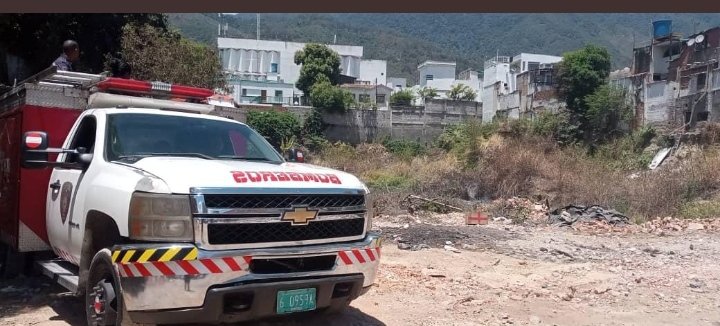 #NiCorrupcionNiGuarimbas
equipos del Cuerpo de Bomberos de Caracas, atendieron un incendio de vegetación, Adyacente a vista alegré el mismo fue extinguido en su totalidad,  nuestros equipos del Gobierno de @GDCEsPueblo
Mantienen atentos.
<a href="/NicolasMaduro/">Nicolás Maduro</a>