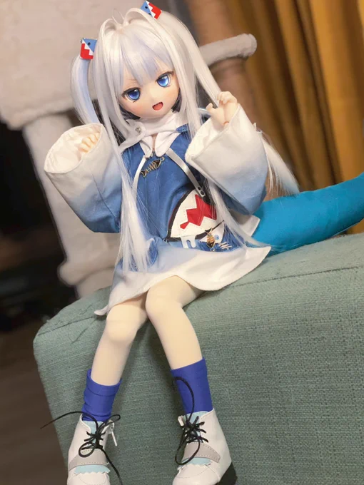 I made a Gura dollfie dream!While I sourced other parts, I modified the head and hand painted it myself #gawrt 