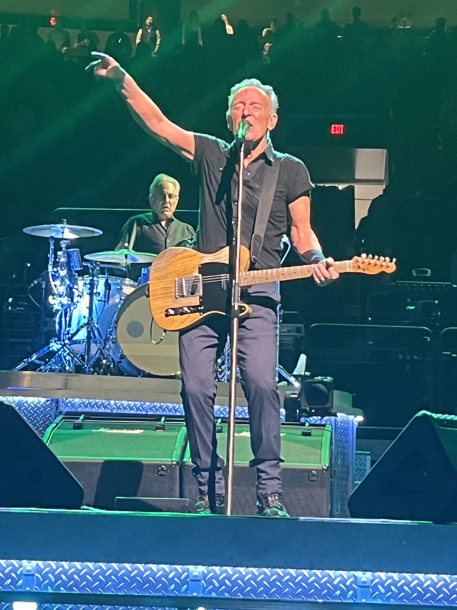 lyric_podcast's tweet photo. “Backstreets” #springsteen #springsteentour2023 #springsteenDC https://t.co/nqcmMqCXpM