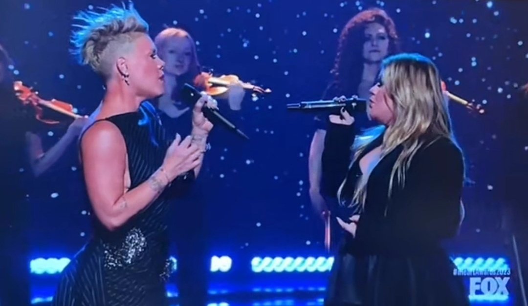 How good must be being two of the greatest pop vocalists of all time! #iHeartRadioMusicAwards #KellyClarkson #Pink