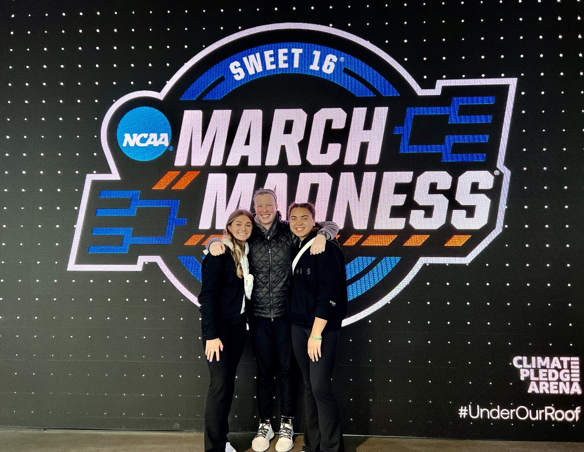 #mmselfie at the <a href="/MarchMadnessWBB/">NCAA March Madness</a> Elite 8 game in Seattle! <a href="/SCWBB/">Springfield College Women’s Basketball</a> <a href="/SC_PEHE/">SCPEHE</a> represent! <a href="/RachelVinton2/">Rachel Vinton</a> <a href="/KaylaMadden101/">Kayla Madden</a>