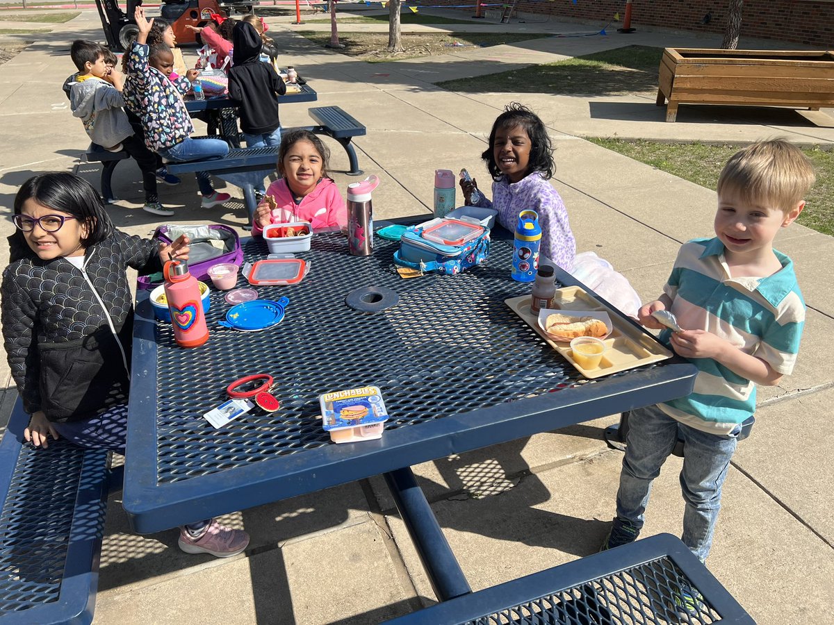 HowardsPreK's tweet photo. These 1st graders in training earned a picnic on the perfect day! I am proud of the growth each one has made ❤️ #RESUbuntu #RobertsonU https://t.co/LefeShbshY