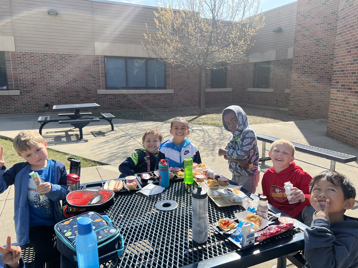 HowardsPreK's tweet photo. These 1st graders in training earned a picnic on the perfect day! I am proud of the growth each one has made ❤️ #RESUbuntu #RobertsonU https://t.co/LefeShbshY