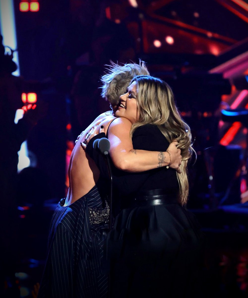 KellyStats's tweet photo. P!nk named Kelly Clarkson as one of the greatest voices alive during the iHeartRadio icon award speech. https://t.co/21zZPjSNUO