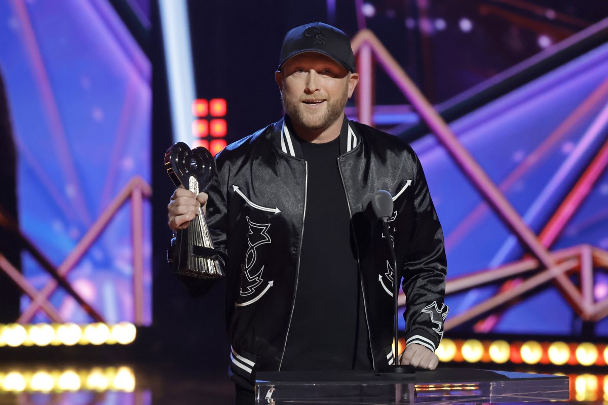 Congratulations to <a href="/coleswindell/">Cole Swindell</a> on Country Song of the Year with "She Had Me At Heads Carolina" 🎶👏 #iHeartAwards2023