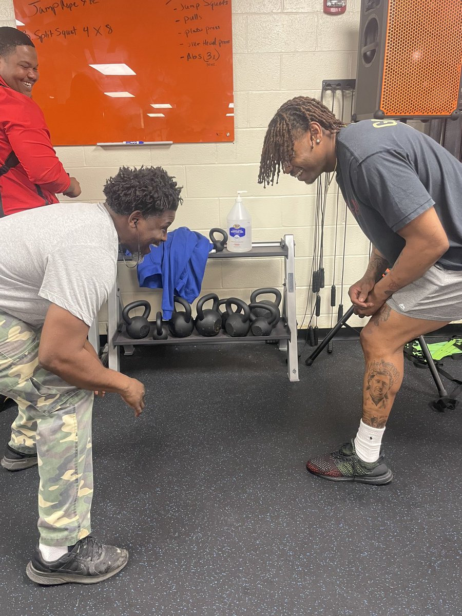 CoachGregBarne1's tweet photo. @lightningstrk12  Stopped by to Drop Some Gems Off  @ColumbiaHighFB 🦅🦅🦅 #BirdsFlockTogether #NothinBigger #2106Bizness https://t.co/mK8FcuoA6c