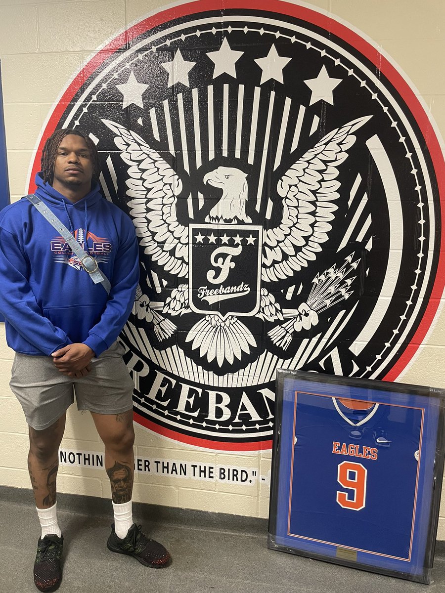 CoachGregBarne1's tweet photo. @lightningstrk12  Stopped by to Drop Some Gems Off  @ColumbiaHighFB 🦅🦅🦅 #BirdsFlockTogether #NothinBigger #2106Bizness https://t.co/mK8FcuoA6c
