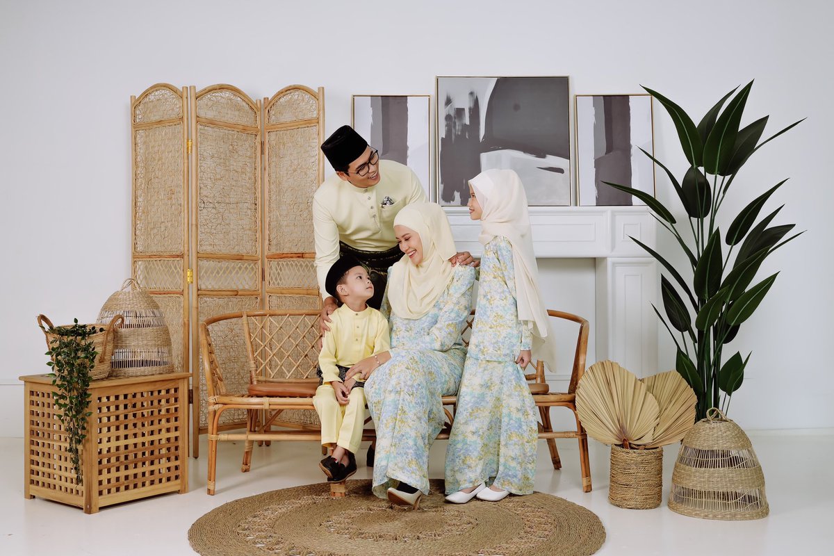 AminuddinKahar's tweet photo. Salam n selamat pagi, iklan❗️❗️❗️
Nk promote sikit untuk photoshoot studio raya, dh beli baju smua mari lah kita berphotoshoot. 
Location : Ecosky Jln Ipoh
Berminat : https://t.co/tmitODIKn4 https://t.co/FZd5Pn9F6z