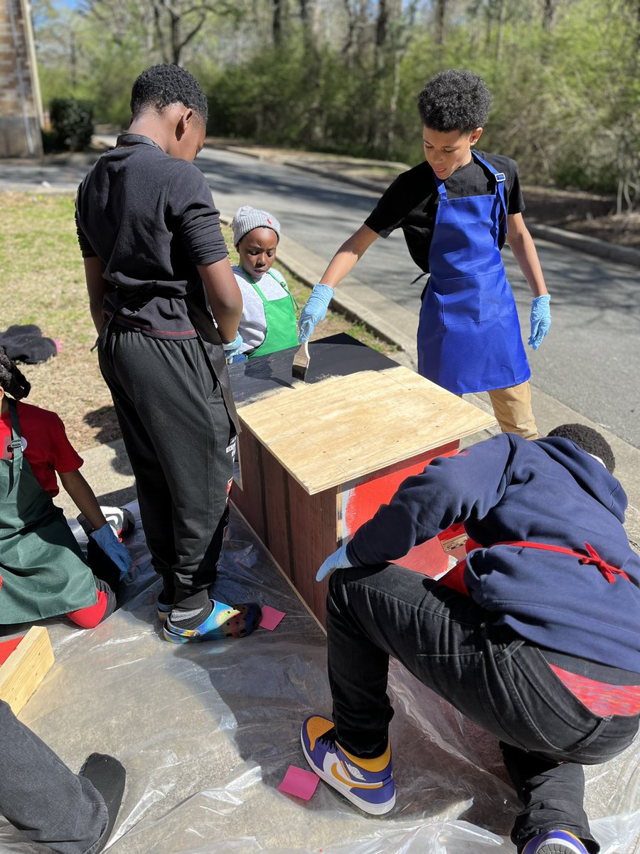 Pretty day gardening and food pantry box designing for our after school students and Jr Beta Club. Thanks Mr C for working with our students and teaching them life skills. @nationalbeta @FoodCorps  @ItsMe_Klee @lrsd @DrJermallWright