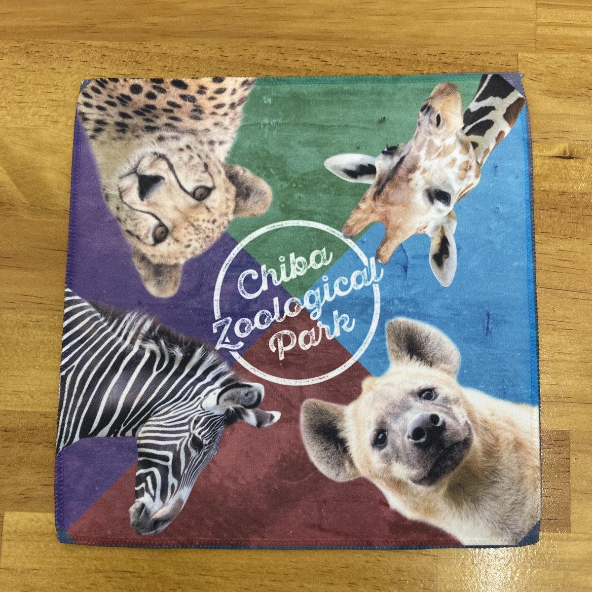 chibazoo1985's tweet image. 皆様からお声頂いていた
「#森のレストラン 」テラステーブルデザイングッズ
第一弾❣️仕上がりました～✨✨😊

テーブルと同じ2種類をご用意。
う～ん🐆🦍🌸🌸
とてもシックで、どちらも欲しくなるかも～🥰

ぜひぜひお手にとってご覧くださいませ～

#千葉市動物公園
#オリジナル
#ハンカチ