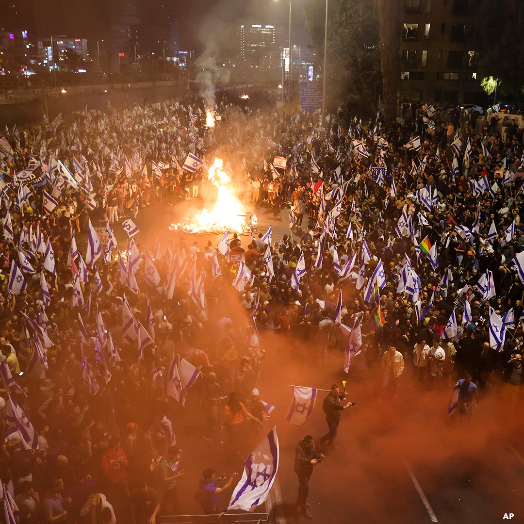 VOAThai's tweet image. ✊  ประชาชนหลายหมื่นคนเดินขบวนในเทลอาวีฟ ต่อต้านแผนปฏิรูประบบตุลาการ ⚖️

⛔  ถนนสายหลักในเทลอาวีฟถูกฝูงชนปิดกั้นและมีการจุดกองไฟขนาดใหญ่ ขณะที่ตำรวจปะทะกับผู้ประท้วงที่รวมตัวกันภายนอกที่พักส่วนตัวของเนทันยาฮูที่เยรูซาเล็ม
#voathai #israelprotest