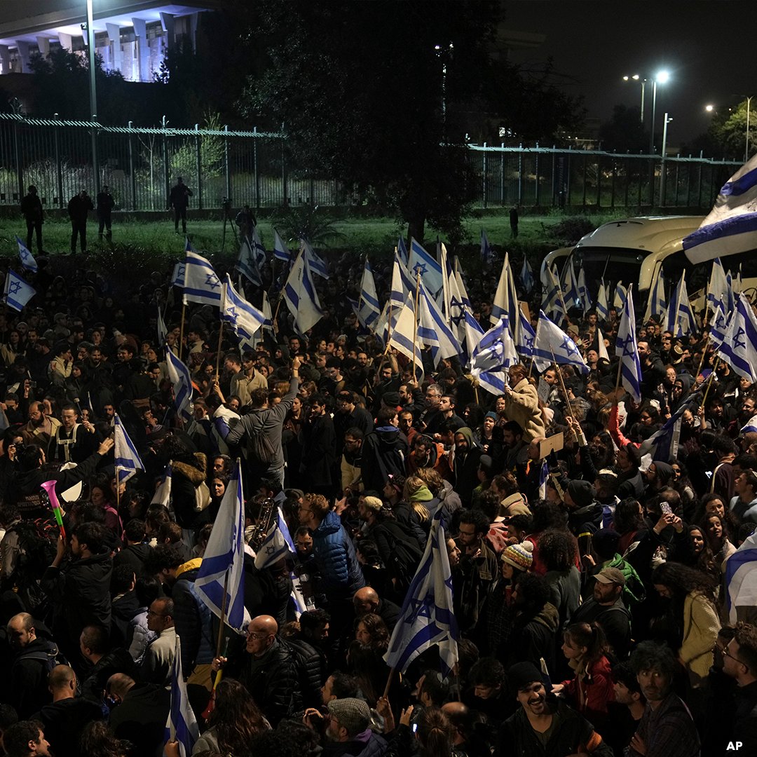 VOAThai's tweet image. ✊  ประชาชนหลายหมื่นคนเดินขบวนในเทลอาวีฟ ต่อต้านแผนปฏิรูประบบตุลาการ ⚖️

⛔  ถนนสายหลักในเทลอาวีฟถูกฝูงชนปิดกั้นและมีการจุดกองไฟขนาดใหญ่ ขณะที่ตำรวจปะทะกับผู้ประท้วงที่รวมตัวกันภายนอกที่พักส่วนตัวของเนทันยาฮูที่เยรูซาเล็ม
#voathai #israelprotest