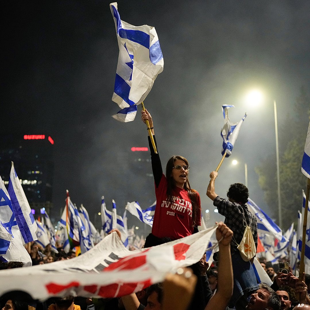 VOAThai's tweet image. ✊  ประชาชนหลายหมื่นคนเดินขบวนในเทลอาวีฟ ต่อต้านแผนปฏิรูประบบตุลาการ ⚖️

⛔  ถนนสายหลักในเทลอาวีฟถูกฝูงชนปิดกั้นและมีการจุดกองไฟขนาดใหญ่ ขณะที่ตำรวจปะทะกับผู้ประท้วงที่รวมตัวกันภายนอกที่พักส่วนตัวของเนทันยาฮูที่เยรูซาเล็ม
#voathai #israelprotest