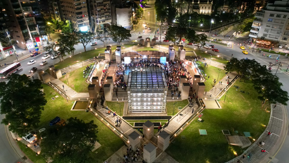 MartinLlaryora's tweet photo. ¡Un ícono de la ciudad que sacamos del olvido y pusimos en valor para los vecinos! La completa y definitiva recuperación de la #PlazaEspaña y el nuevo Museo Metropolitano de #ArteUrbano, lucen renovados y abiertos al público. Revive un lugar que estaba paralizado. (Abro hilo) https://t.co/UqYjifiDuj