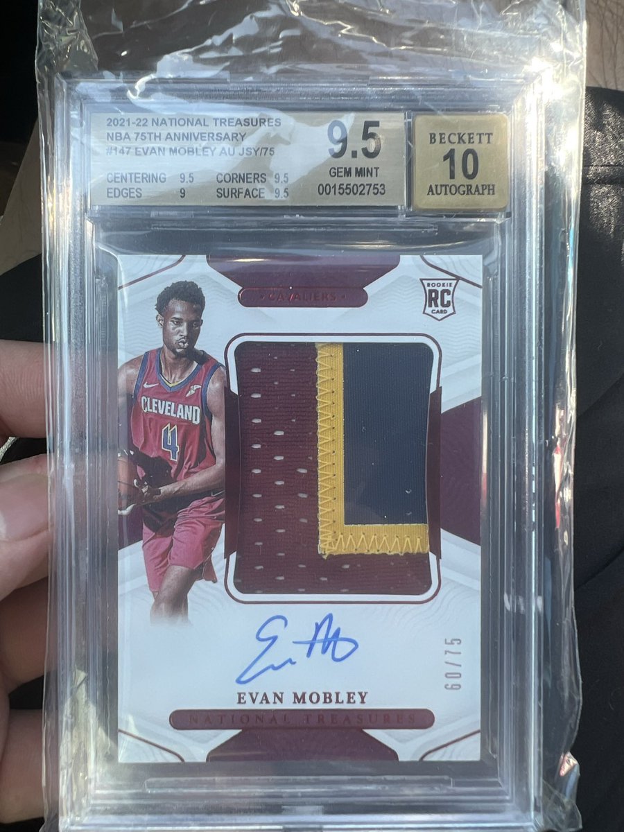 KevinV_Le's tweet photo. @SlabmafiaSports We got the exact same patch 🤣🤣 https://t.co/VvyLPRudyo