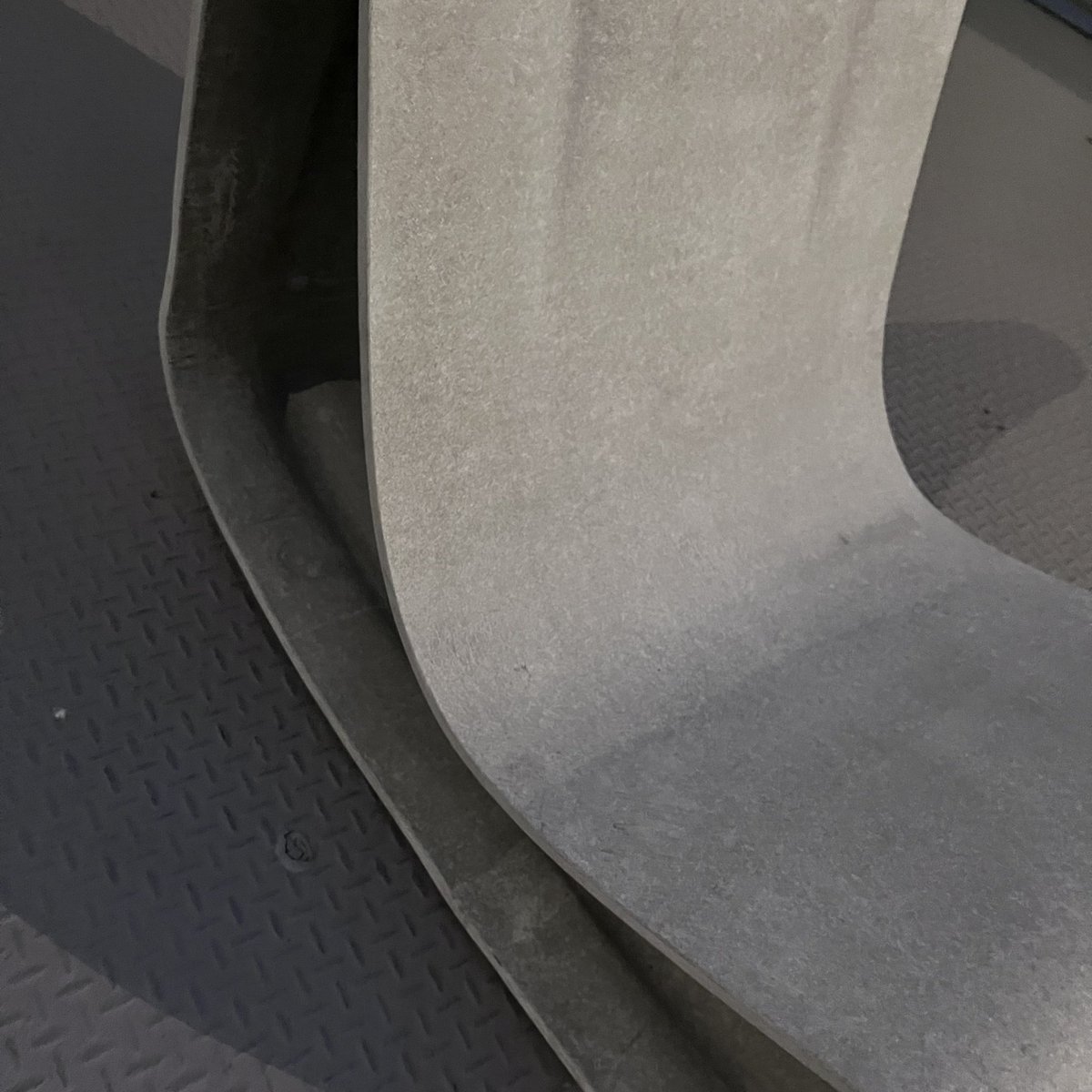 【スイスパール・ループチェア】

スイスのデザイナー、ウィリー・グールがデザイン。

素材が強化コンクリートの上に、１枚構造の珍しい椅子。

強度を増すために、植物由来の繊維をセメントに混ぜており、人工繊維は最小限の活用で、環境にも配慮。

固くて優しい不思議な椅子。