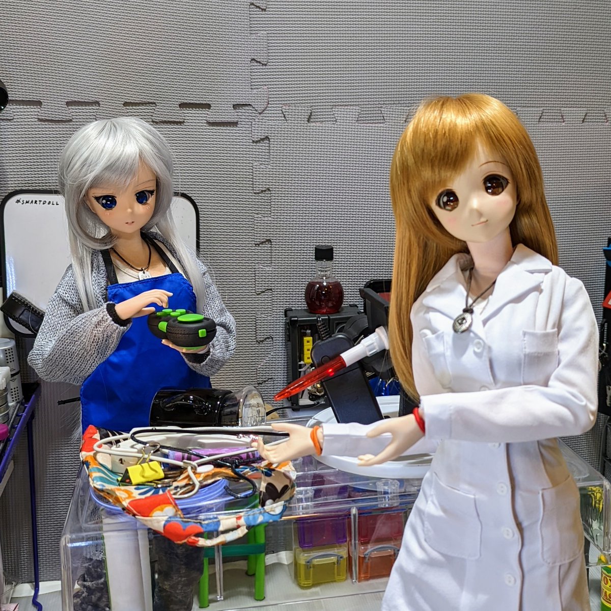 rc2agog's tweet photo. "Test shrinking of items for storage.." (Snag.. CRASH!) โEEP!! I.. I Shrank Mirai!โ ๐ณ
.
#Chitose #Mirai #SmartDoll #BJD #Lab #madscience #sciencegeek #geekGirl #ChitosesLab #miniaturize #shrink #MiraiPNW #balljointeddolls #sliceoflife #MiraiRobotics #doll #dollphotography https://t.co/R2p25pOqRt