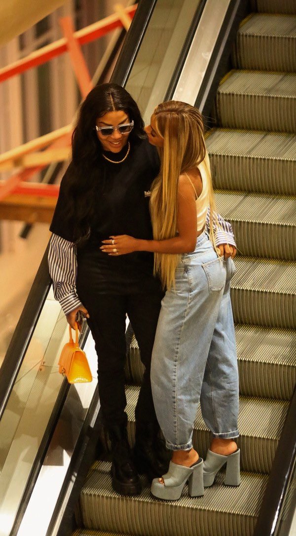 PortalBrunna's tweet photo. Brunna e Ludmilla vistas em um shopping do Rio de Janeiro. ❤️ https://t.co/LUHC7XINuW