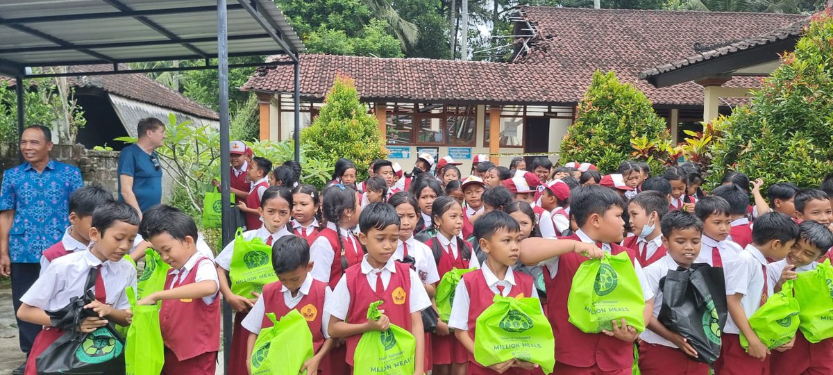 SOS_Bali's tweet photo. SOS' vision is to create food equity within society, make good food available to everyone regardless of income, and elevate the quality of life by providing basic needs: food &amp; education.

Last week, we donated 130 packs of school supplies to SD Negeri 3 Kukuh in Marga, Tabanan. https://t.co/UCuF48s5KT