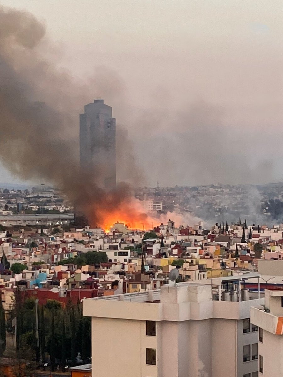 carlosmartinh's tweet photo. #ALERTA🔥 
🚒👨‍🚒Incendio en Ciudad Judicial, autoridades trabajan en el lugar https://t.co/j9C4xg7cNT