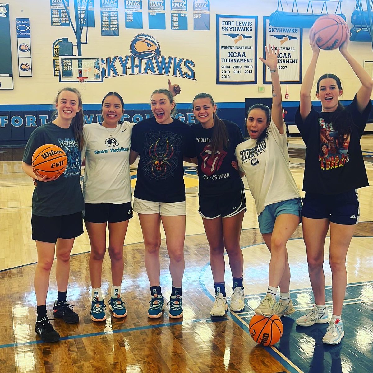FortLewis_WBB's tweet photo. 🎶 Rock n Roll 👕 Monday 🎶
😂 🔥 🚨
#rocknrolltshirt #fortlewis https://t.co/OS92P6e21z
