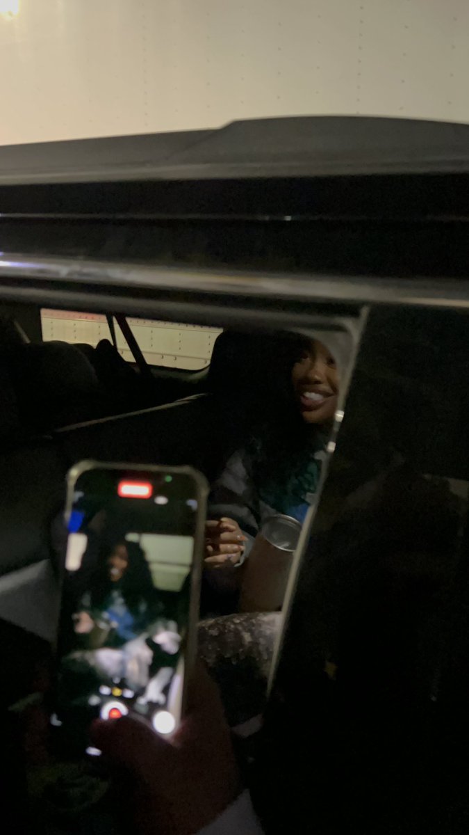 nvsipho's tweet photo. Hi @sza the fact that you took the time to come and say hello to me and the other fans that waited outside to see you meant the world to me. Thank you. I love you and I’m so happy to be your “body double” . I can’t wait to see you again and I hope we didn’t overwhelm you! 🥹 #sza https://t.co/QU0Qd4uaEq